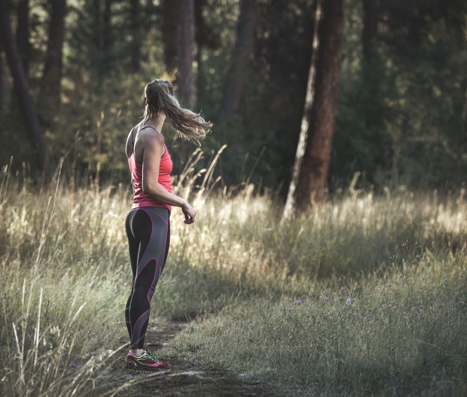 Läuferin im Wald; Thema: Rückentraining