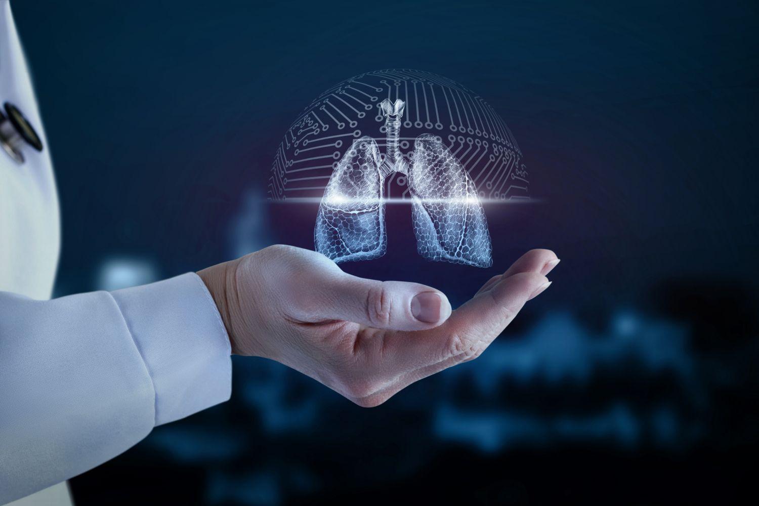 Mediziner hält eine virtuelle Lunge in der Hand