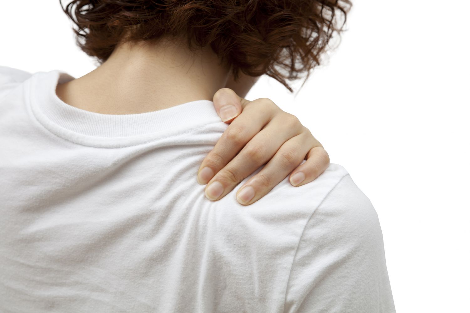 Rückenansicht einer Frau, die sich an die Schulter greift. Thema: Schulterprobleme