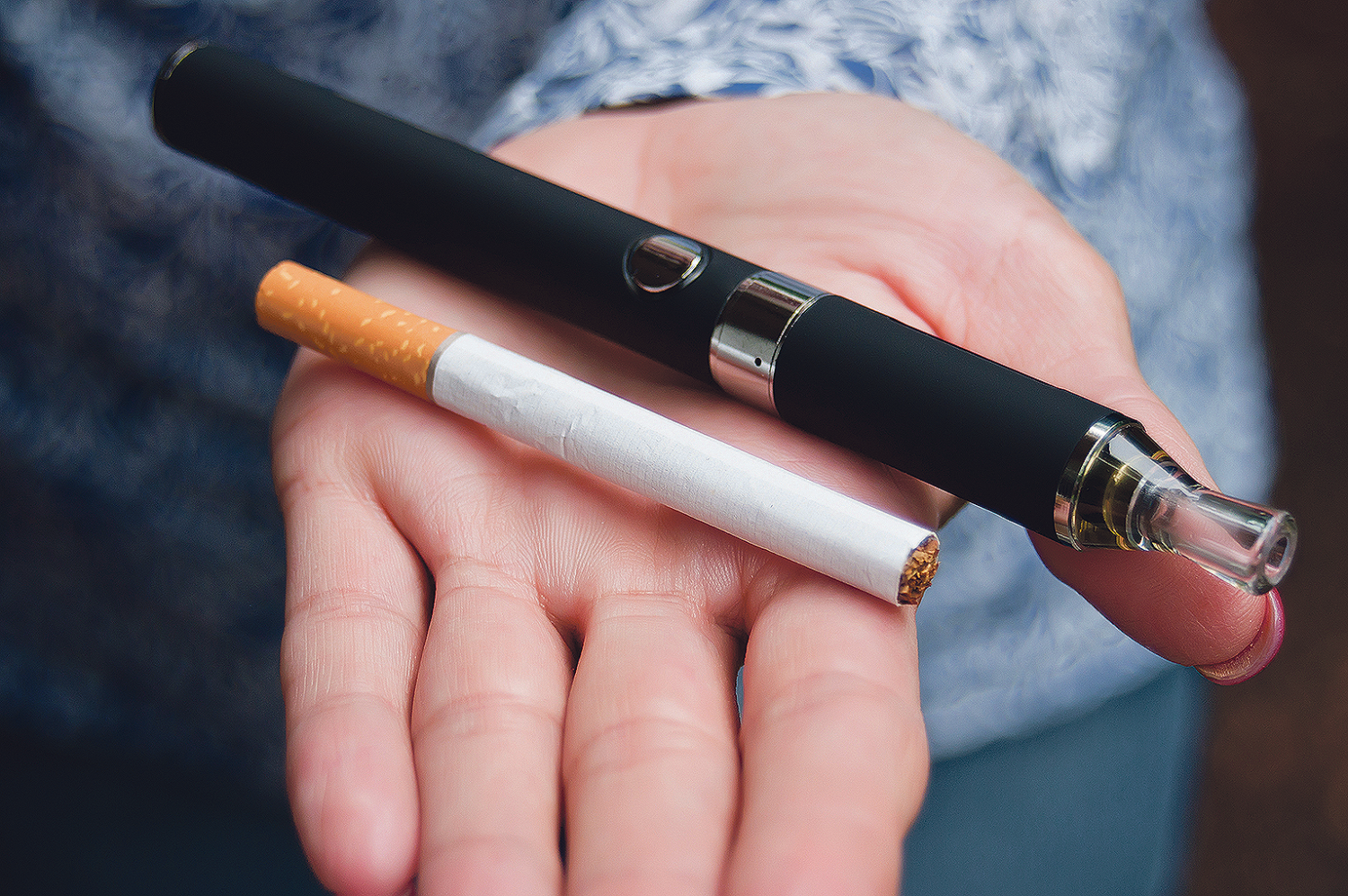 Eine Zigarette und eine E-Zigarette